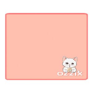 Mousepad gamer rosa Ozzix com bordas costuradas e estampa de gatinho segurando uma caixa de suco – Ideal para setups femininos e gamers, acessório decorativo e funcional