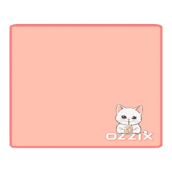 Mousepad gamer rosa Ozzix com bordas costuradas e estampa de gatinho segurando uma caixa de suco – Ideal para setups femininos e gamers, acessório decorativo e funcional