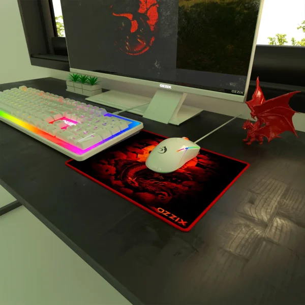 Setup de computador com teclado RGB e mousepad gamer Ozzix Bloodragon com dragão vermelho – Periféricos elegantes para jogadores que buscam estilo e precisão.