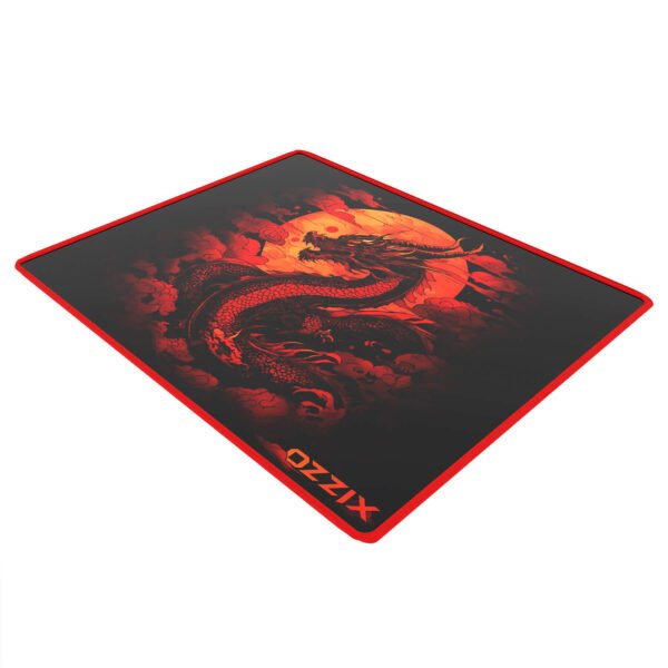 Mousepad gamer Ozzix Bloodragon com bordas costuradas e estampa de dragão vermelho, ângulo inclinado – Perfeito para precisão e controle em jogos intensos.