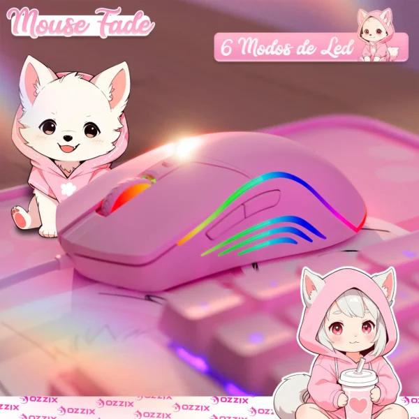 Imagem mostrando o mouse gamer Ozzix Fade Pink Edition com iluminação RGB ativada sobre mousepad temático, acompanhado de mascotes kawaii, com o objetivo de destacar o design fofo e os 6 modos de LED em anúncio para redes sociais.