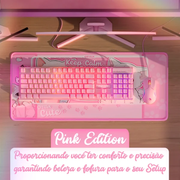 Imagem mostrando o setup completo com teclado e mouse Ozzix Pink Edition sobre mousepad ilustrado, com o objetivo de destacar a combinação visual e jogabilidade do conjunto em ambiente gamer para e-commerce.